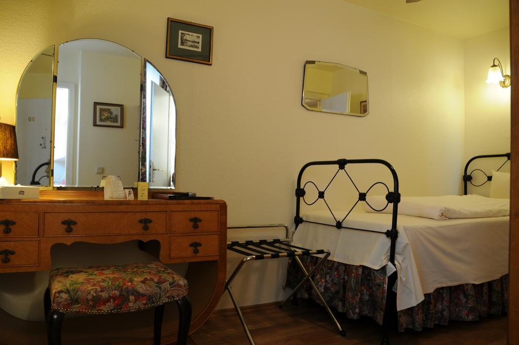 Hotel Admiral Wiesbaden Kamer foto