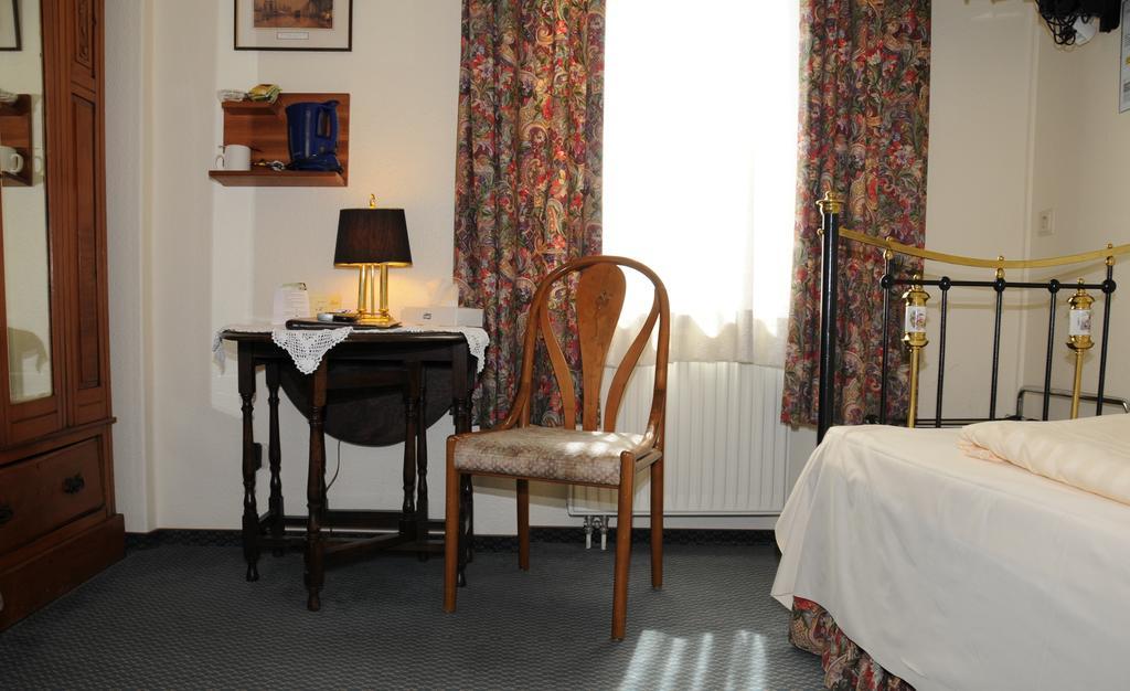 Hotel Admiral Wiesbaden Kamer foto