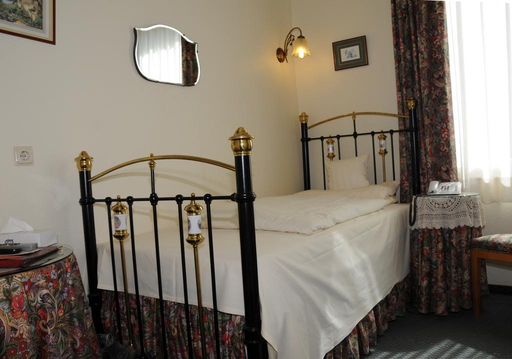 Hotel Admiral Wiesbaden Kamer foto